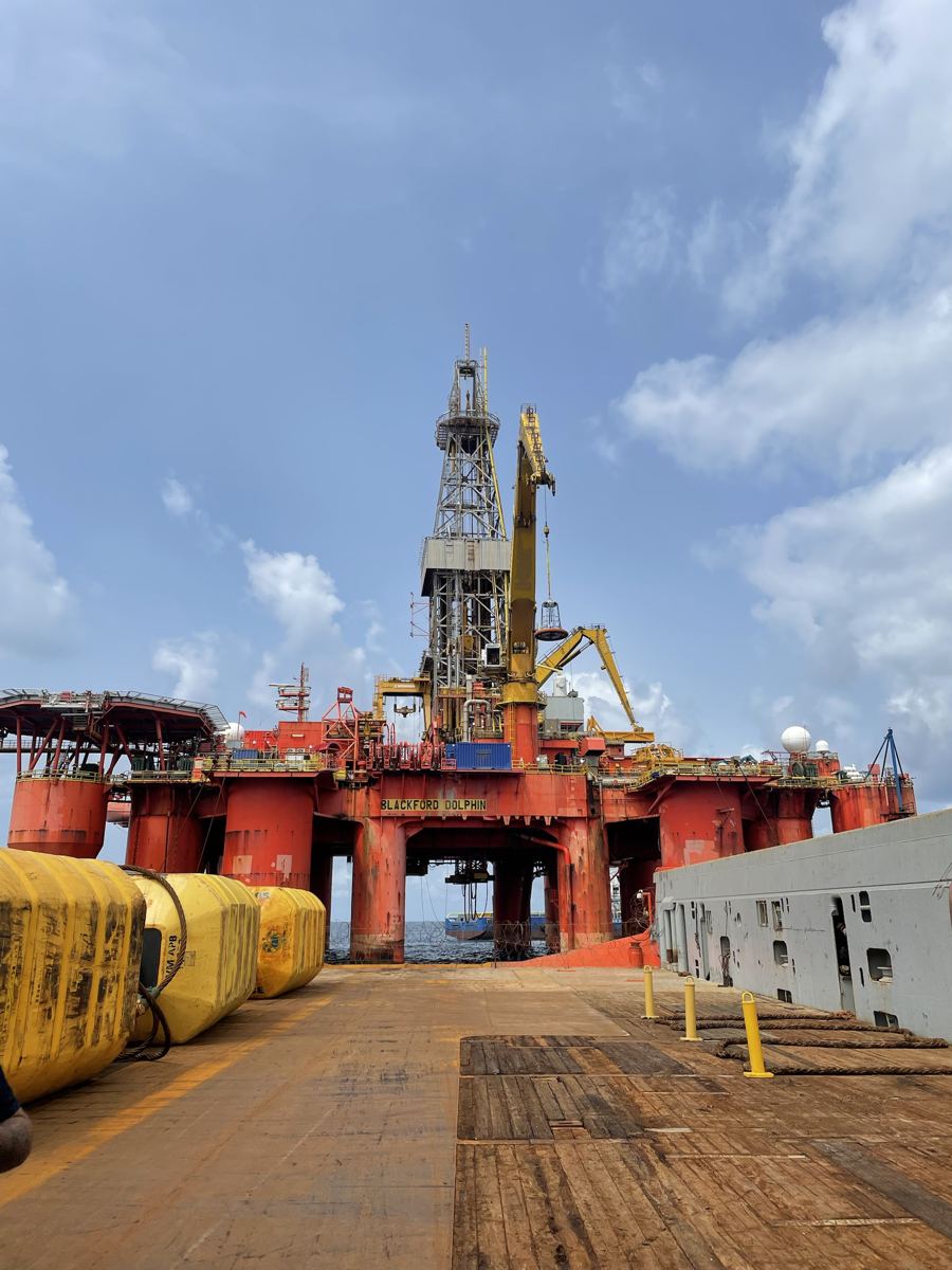 Semi-submersible drilling rig derrick