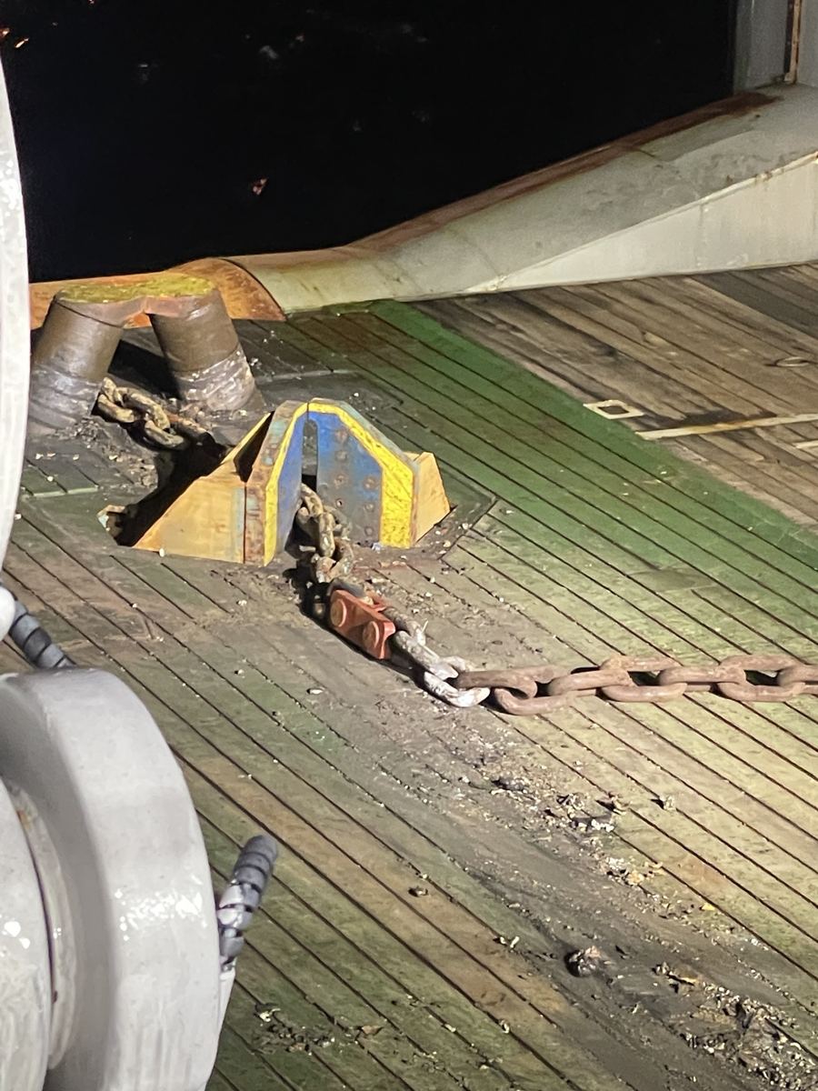Mooring chain stopper on a vessel deck